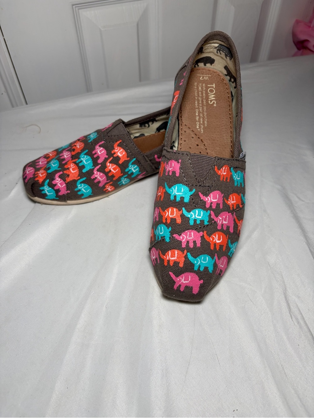 TOMS Classics Haiti Artist Collective Elephant Print Shoes Women’s Size 7 NIB